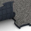 Großaufnahme vom Verbindungssystem von WARCO-Boden 6886 - Fitnessgulv Max System im Farbdesign Mørkegrå granit. Abmessungen 97,1 x 97,1 x 2,8 cm.