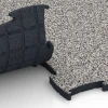 Großaufnahme vom Verbindungssystem von WARCO-Boden 6887 - Fitnessgulv Max System im Farbdesign Grå granit. Abmessungen 97,1 x 97,1 x 2,8 cm.