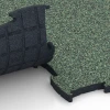 Großaufnahme vom Verbindungssystem von WARCO-Boden 6888 - Fitnessgulv Max System im Farbdesign Engelsk græs. Abmessungen 97,1 x 97,1 x 2,8 cm.