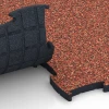 Großaufnahme vom Verbindungssystem von WARCO-Boden 6890 - Fitnessgulv Max System im Farbdesign Etna. Abmessungen 97,1 x 97,1 x 2,8 cm.
