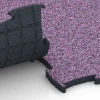 Großaufnahme vom Verbindungssystem von WARCO-Boden 6891 - Fitnessgulv Max System im Farbdesign Lavendel. Abmessungen 97,1 x 97,1 x 2,8 cm.