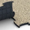 Großaufnahme vom Verbindungssystem von WARCO-Boden 6892 - Fitnessgulv Max System im Farbdesign Travertin. Abmessungen 97,1 x 97,1 x 2,8 cm.