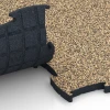 Großaufnahme vom Verbindungssystem von WARCO-Boden 6894 - Fitnessgulv Max System im Farbdesign Rattan. Abmessungen 97,1 x 97,1 x 2,8 cm.