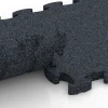 Großaufnahme vom Verbindungssystem von WARCO-Boden 6958 - Fitness Premium træningsgulv im Farbdesign Antracit. Abmessungen 28,9 x 28,9 x 1,8 cm.