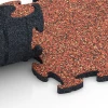 Großaufnahme vom Verbindungssystem von WARCO-Boden 6773 - Poolfliser til kantzone im Farbdesign Etna. Abmessungen 28,9 x 28,9 x 1,8 cm.