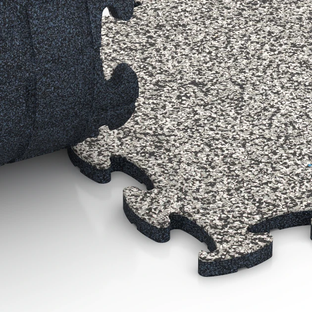 Großaufnahme vom Verbindungssystem von WARCO-Boden 6815 - Stentæppe klikflise im Farbdesign Grå granit. Abmessungen 28,9 x 28,9 x 1,8 cm.