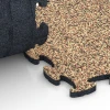Großaufnahme vom Verbindungssystem von WARCO-Boden 6817 - Stentæppe klikflise im Farbdesign Terrakotta. Abmessungen 28,9 x 28,9 x 1,8 cm.