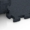 Großaufnahme vom Verbindungssystem von WARCO-Boden 6959 - Fitness Premium træningsgulv im Farbdesign Antracit. Abmessungen 28,9 x 28,9 x 2,8 cm.