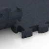 Großaufnahme vom Verbindungssystem von WARCO-Boden 6965 - Fitness Premium studiegulv im Farbdesign Antracit. Abmessungen 28,9 x 28,9 x 2,8 cm.