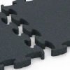 Großaufnahme vom Verbindungssystem von WARCO-Boden 6967 - Fitness Premium studiegulv im Farbdesign Antracit. Abmessungen 45,9 x 45,9 x 2,8 cm.