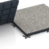 Großaufnahme vom Verbindungssystem von WARCO-Boden 7142 - Udendørs træningsgulv im Farbdesign Grå granit. Abmessungen 60 x 60 x 4 cm | 0,36 m².