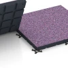 Großaufnahme vom Verbindungssystem von WARCO-Boden 7146 - Udendørs træningsgulv im Farbdesign Lavendel. Abmessungen 60 x 60 x 4 cm | 0,36 m².
