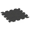 Aufsicht auf die Unterseite, also die Bodenseite von WARCO-Formteil 6892 - Fitnessgulv Max System im Format 98 x 98 x 2,8 cm.