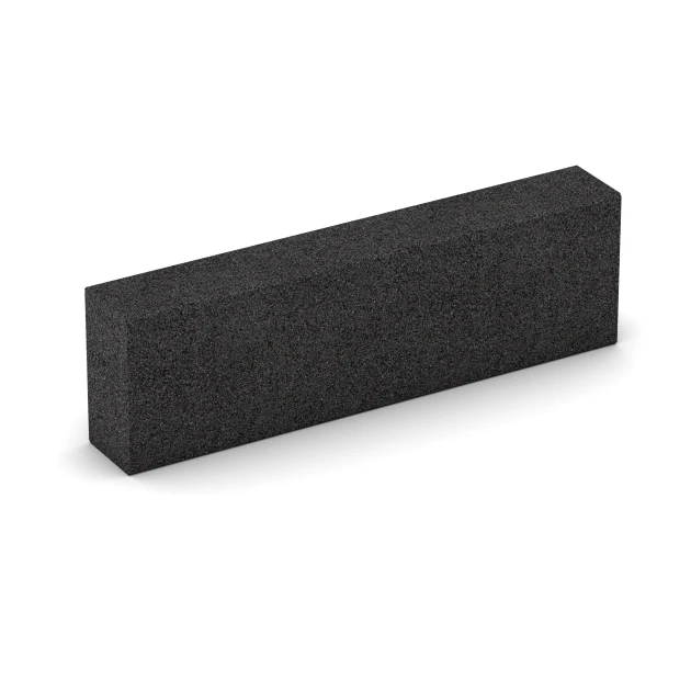 Foto der hinteren Seite vom unsymmetrischen WARCO-Formteil 7028: Gummi bloktrin af gummigranulat, Design Antracit, Maße 100 x 30 x 15 cm.