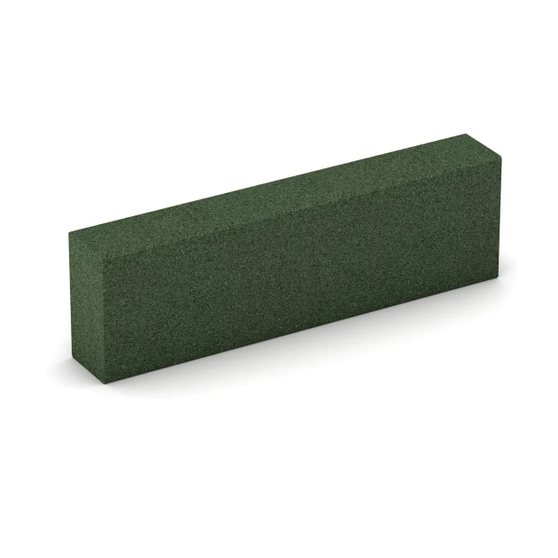 Foto der hinteren Seite vom unsymmetrischen WARCO-Formteil 7030: Gummi bloktrin af gummigranulat, Design Græsgrøn, Maße 100 x 30 x 15 cm.