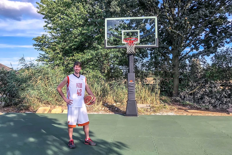 Die Ballspielplatten von WARCO sind bestens geeignet, um im eigenen Garten ein Basketballfeld anzulegen. Das Spielfeld und der Ballabprall auf dem Basketball-Court erfüllen die Ansprüche von ambitionierten Basketball-Spielern.